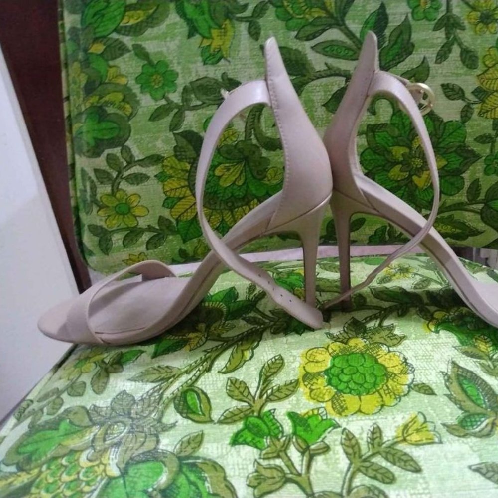 Nude sz8 Guess Heels